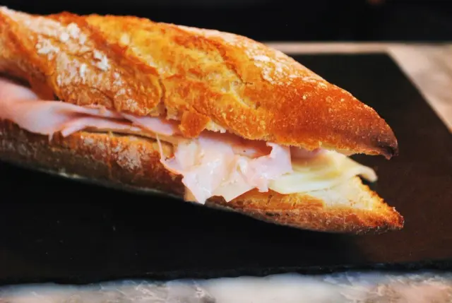 bocadillo de jamón y queso en pan de barra