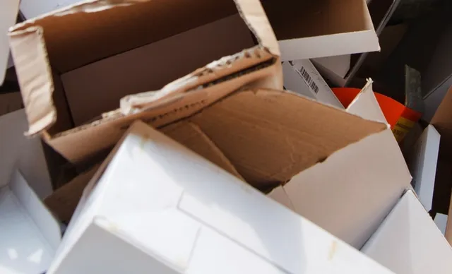 cajas de cartón amontonadas